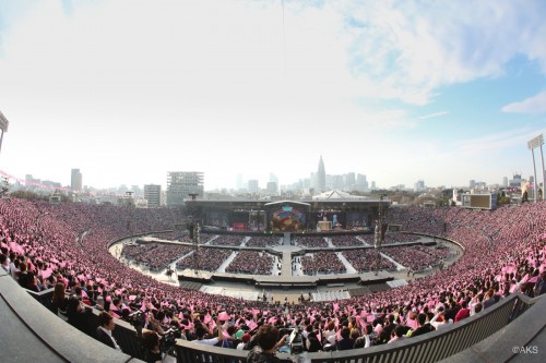 The venue was colored in pink like cherry blossoms by flags.