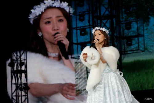 Oshima sang the masterpiece "Nakinagara Hohoende" gently.