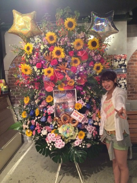 Hikari Hashimoto with a flower arrangement celebrating her birthday and 300th theater performance.  (Hikari Hashimoto's Google +)