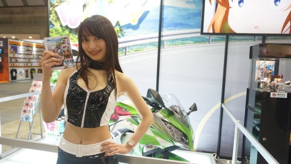 The booth welcomed the guests with the bike (model bike drawn in the anime).