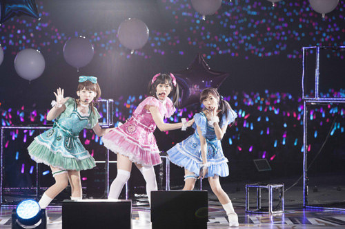 Yoshino Nanjyo, Sora Tokui, and Aina Kusuda singing “?←HEART BEAT”.