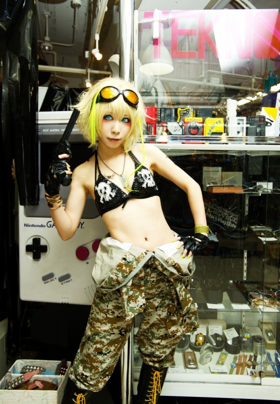 Photo : Julie Watai　Model : PINO 2011年撮影、地元大阪にて。8bitとコスプレ、ファッションフォトの表現を模索していた時期に撮った一枚。 
