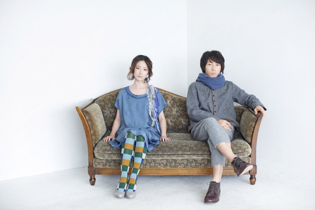 moumoon to have a live broadcast from France today!