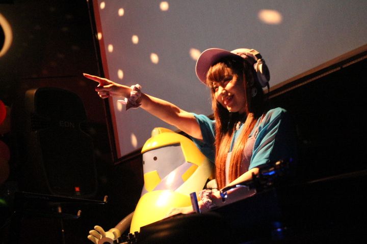 Check it out! “9nine” Uki Satake makes her debut as “DJ QT”!