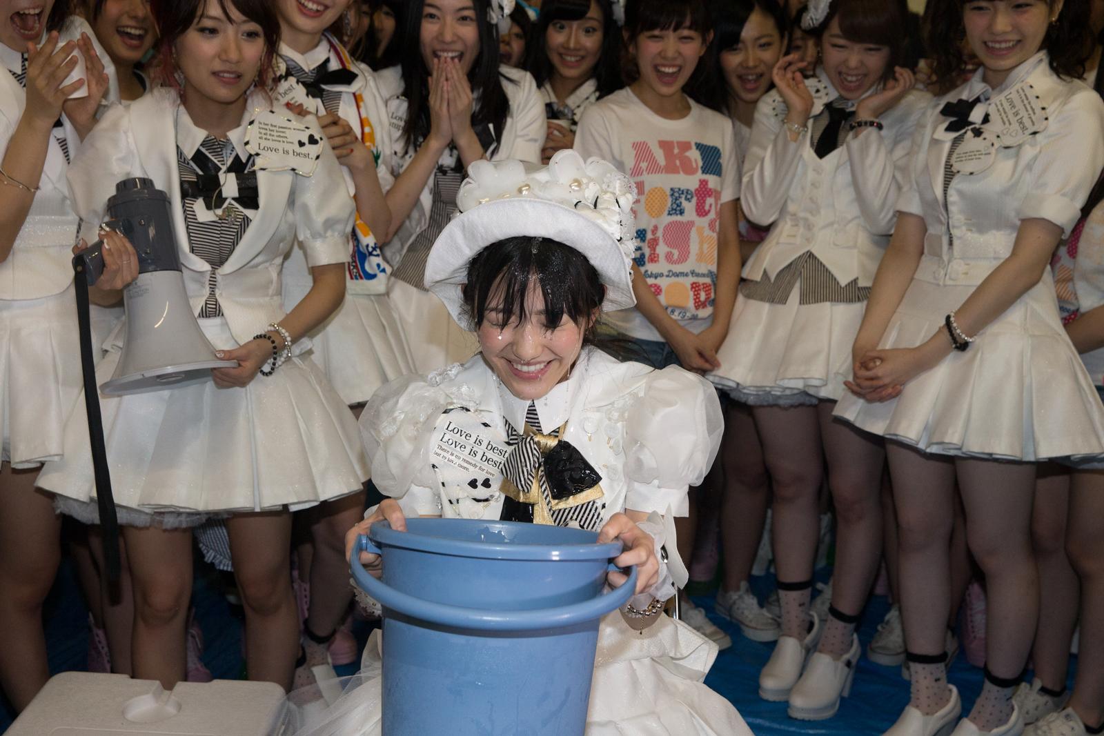 AKB48 Mayu Watanabe and the producer Yasushi Akimoto Do the ALS Ice Bucket Challenge!
