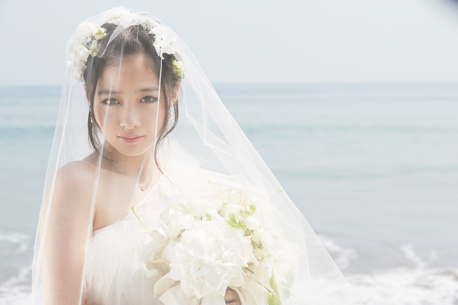 Kanna Hashimoto’s FIrst Photo Collection – A Rare Chance to See Her in a Wedding Dress!