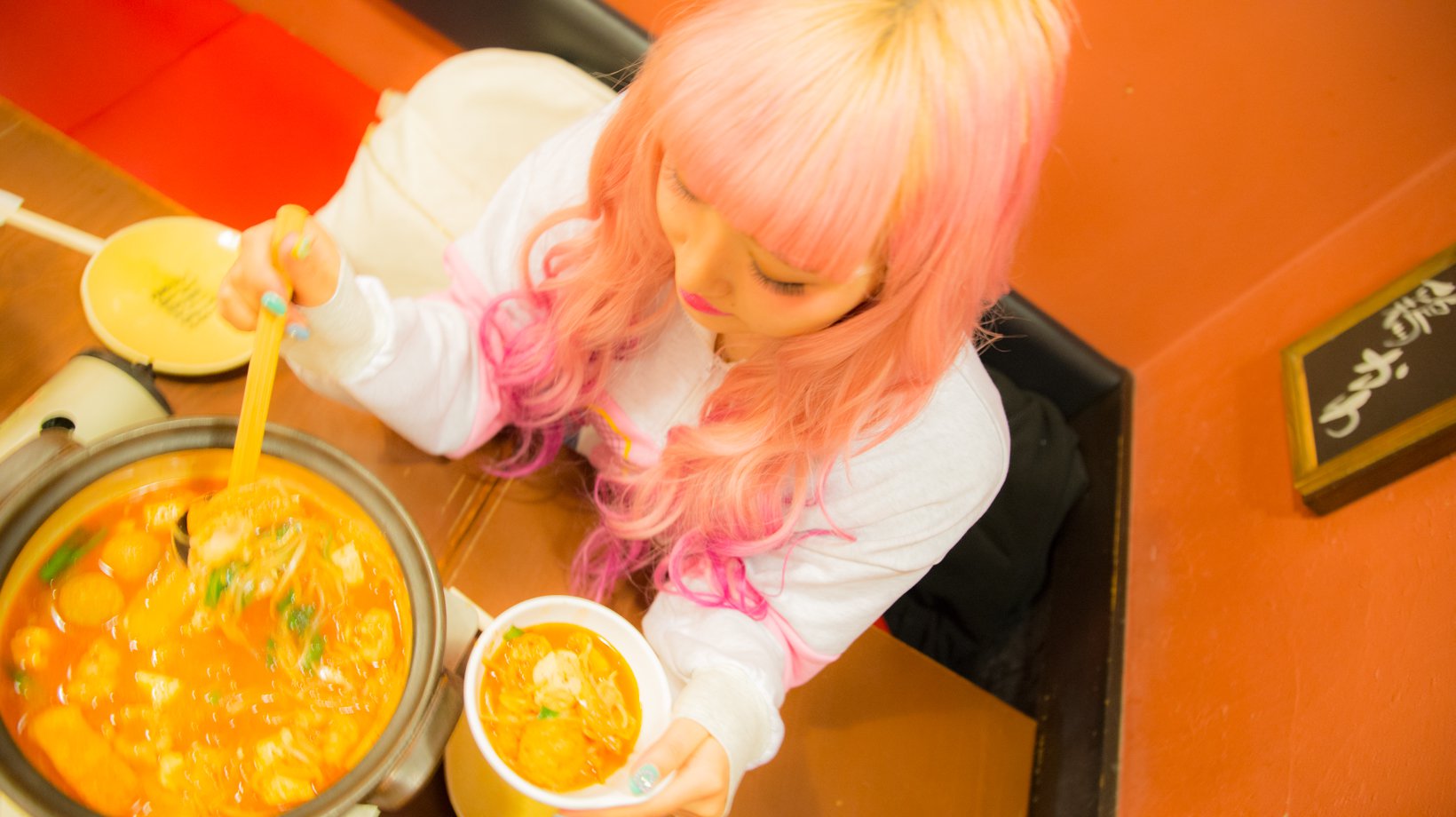 The Go-to Restaurant for the Youth of Shibuya! Tokyo Rad Girls Marianchu Tells Us of How Food Should be Eaten at ‘Akakara’