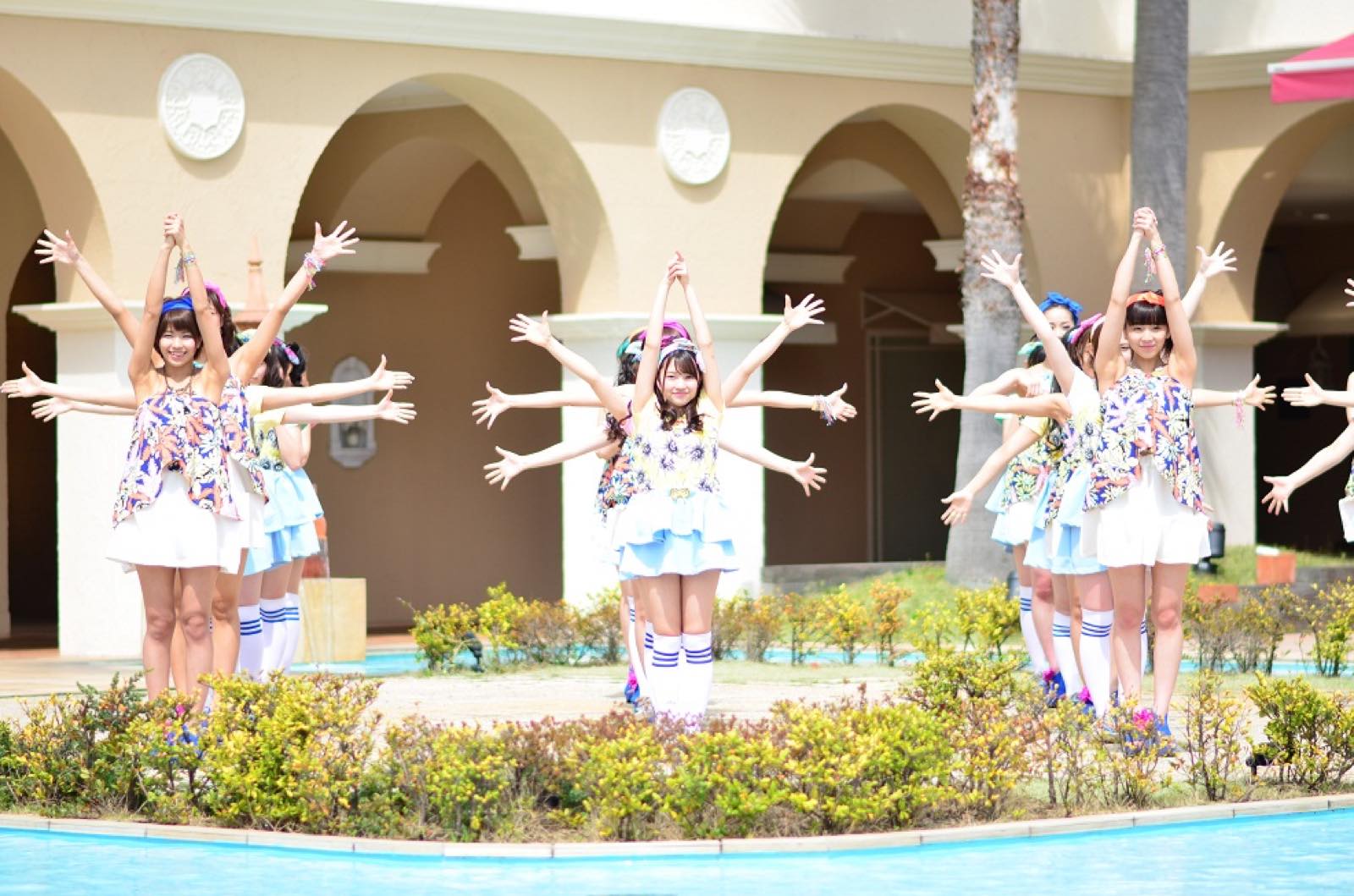 LinQ Take Over a Seaside Wedding Hall in the Luxurious MV for “Hare Hare☆Parade”!