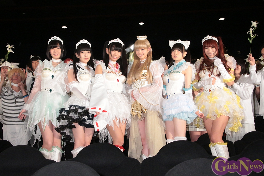 Dempagumi.inc Magically Appear as White Witches at the Premiere for the Sequel of “Shiromajo Gakuen”!