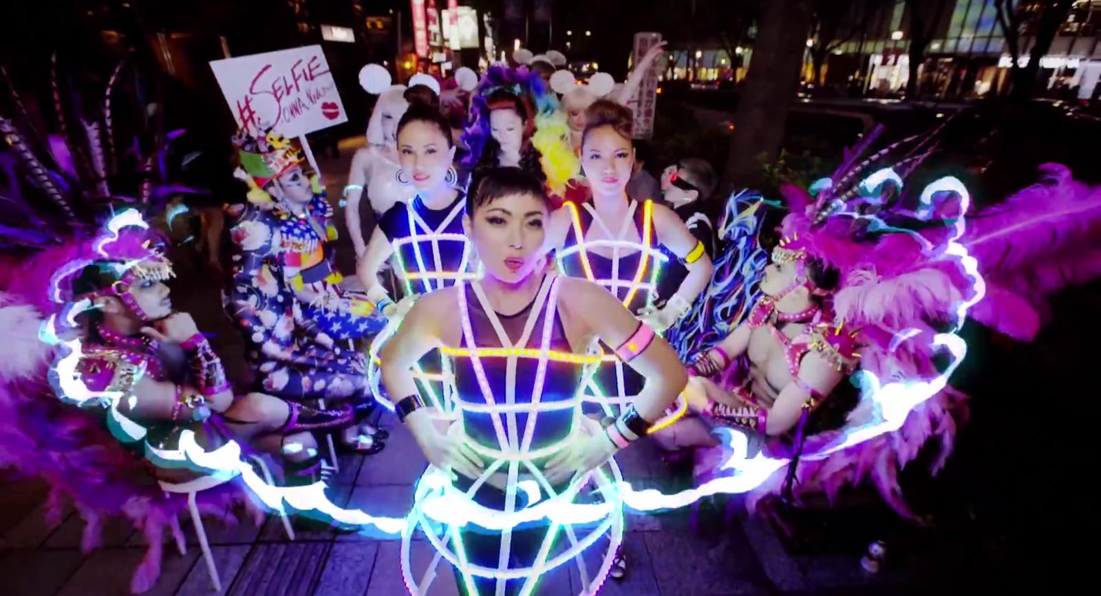 MAX Lights up the Night in the MV for “#SELFIE 〜ONNA Now〜”!