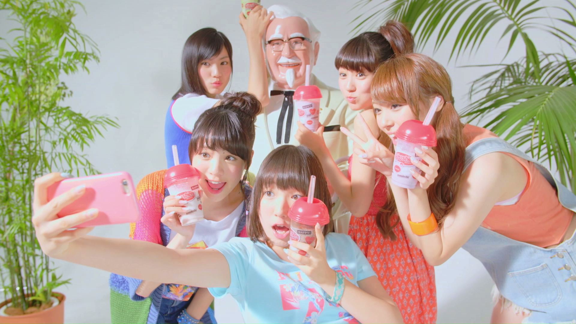 Yumemiru Adolescence and Colonel Sanders Make a Splash in the MV for “Kurachu Summer”!