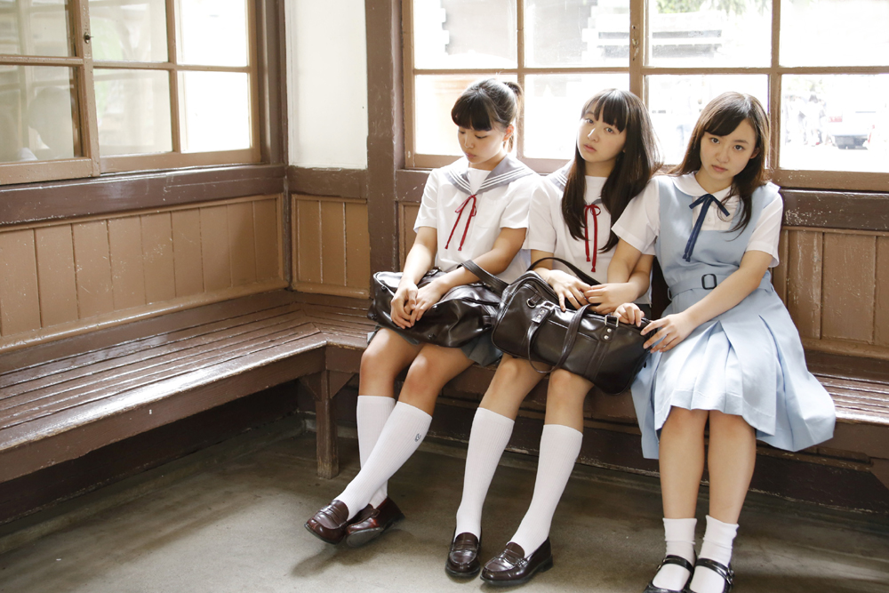 Hakoiri♡Musume Think Outside the Box to Produce Their First MV “Hohoemi to Haru to One Piece”!