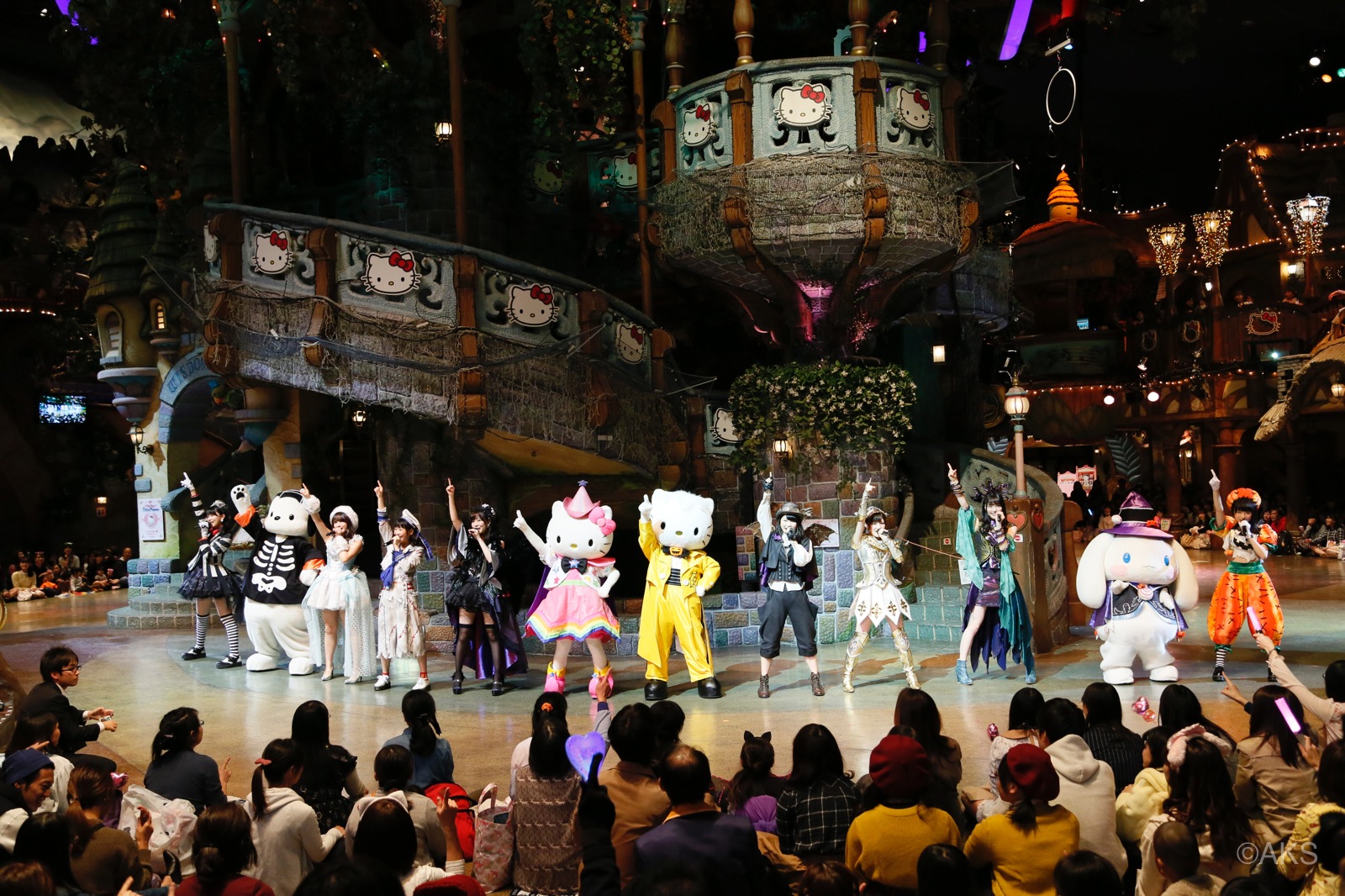 FANTASY WORLD! AKB48 Dances with Sanrio Characters at “AKB48 in Puro Halloween”