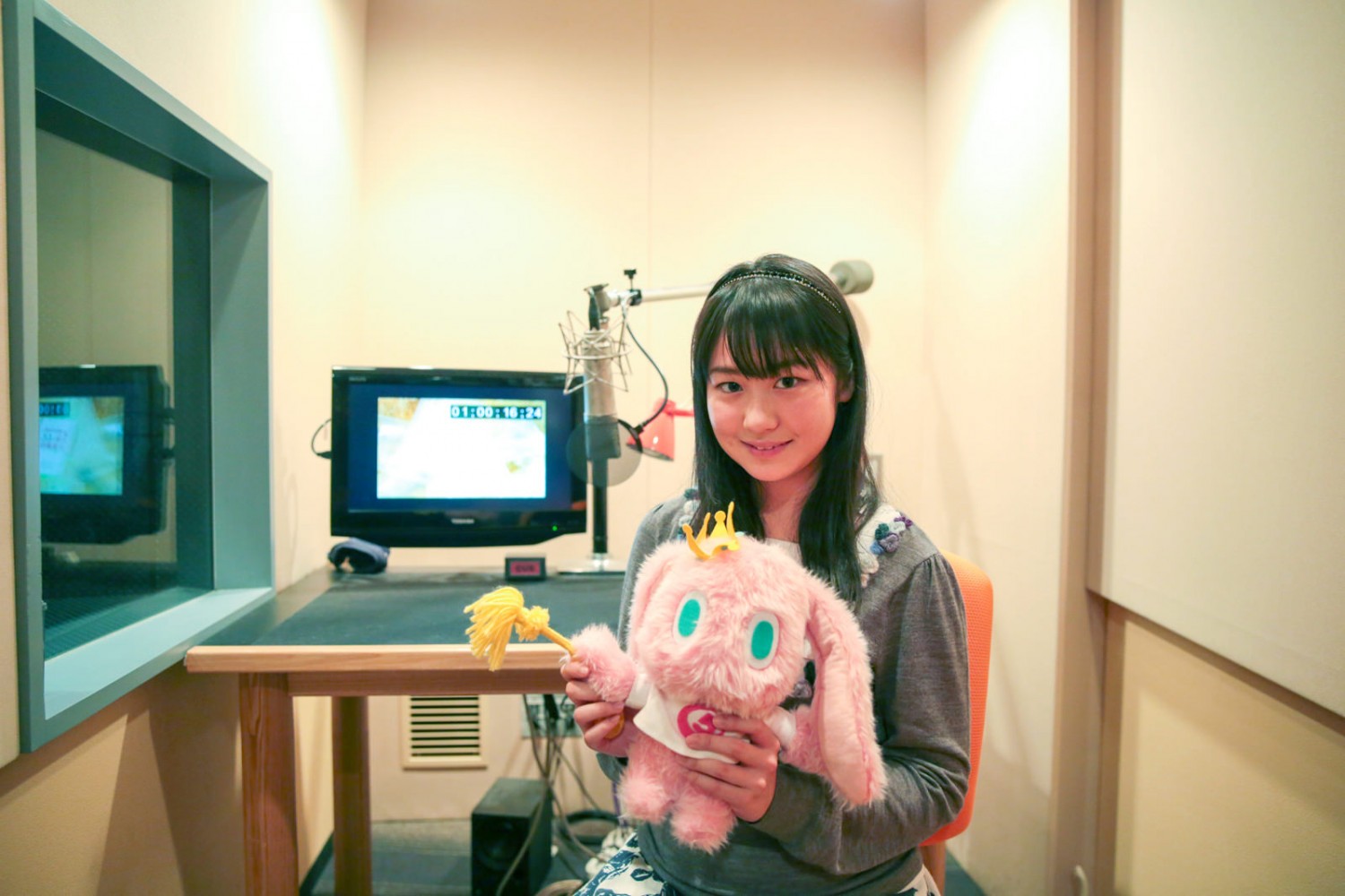Miki Nonaka (Morning Musume.’16) Takes on Television Narration in English!