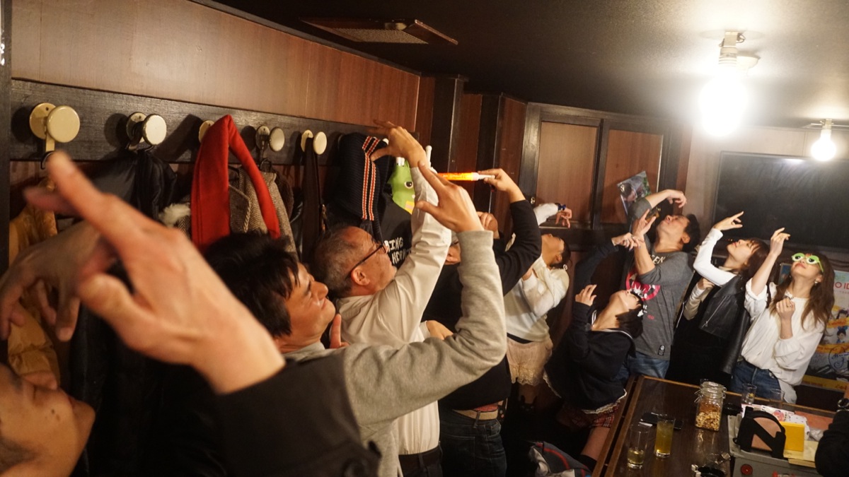 The Holy and Comfortable Bar “Yokkorasho” Where Idol Wotaku Gather to Chill Out!