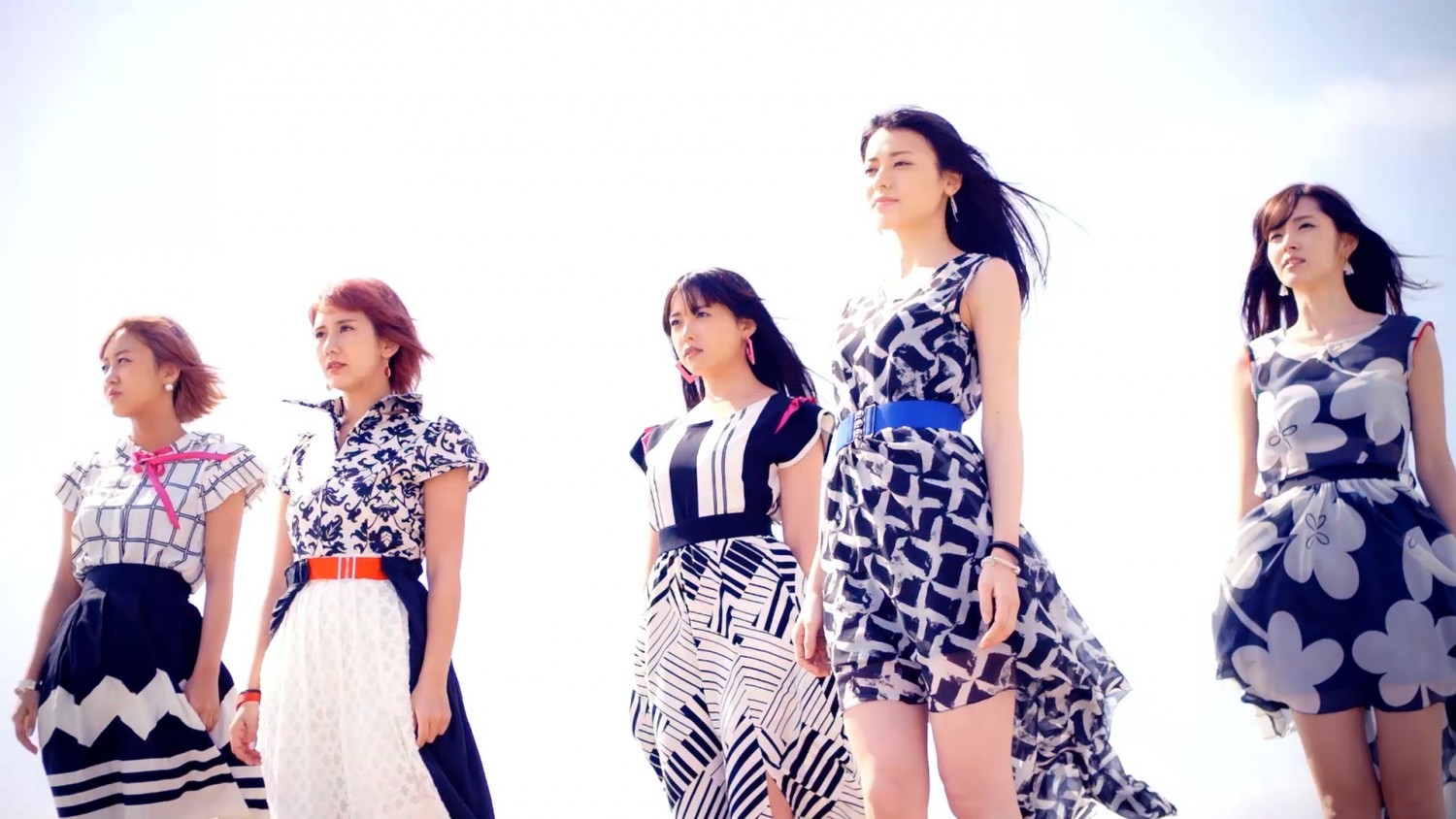 ℃-ute Reminisce by the Seashore in the MV for “Summer Wind”