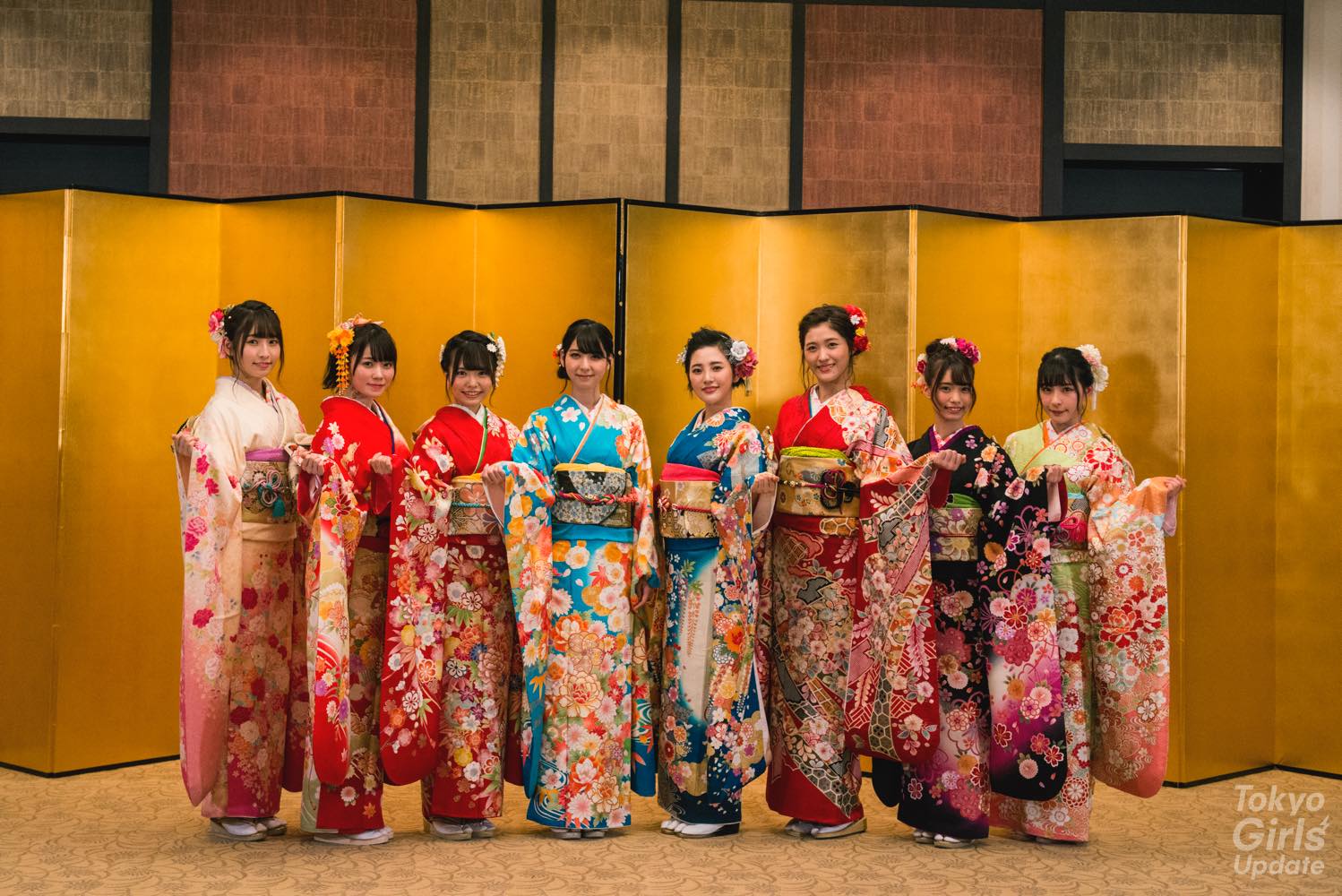 HKT48 (left to right): Sae Kurihara (HKT48 Team TII), Hiroka Komada (HKT48 Team H), Mai Fuchigami (HKT48 Team KIV), Natsumi Matsuoka (HKT48 Team H), Haruka Kodama (HKT48 Team H/AKB48 Team K), Mina Imada (HKT48 Team KIV), Naoko Okamoto (HKT48 Team H), Mao Yamamoto (HKT48 Team H)
