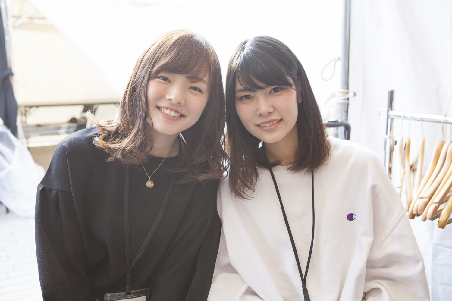(Left) Saki Gamiya (Right) Momoko Gumi.inc