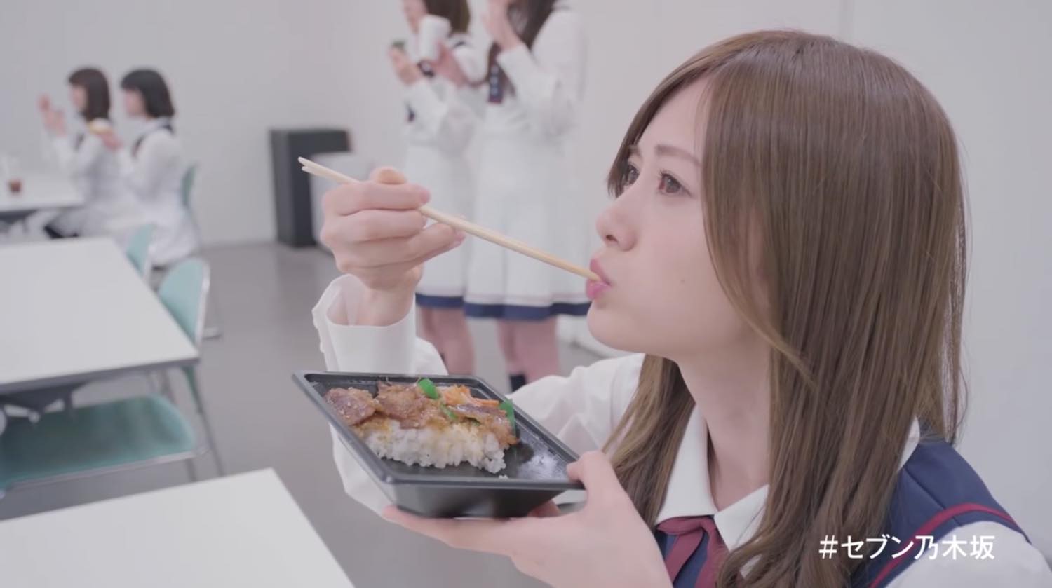 Nogizaka46 Stay Perfectly Still in 7-Eleven Mannequin Challenge Video!
