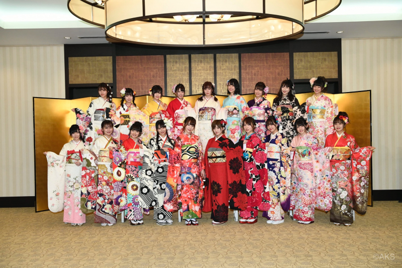 AKB48(first row left to right)：Saki Kitazawa(AKB48 team 4),Mako Kojima(AKB48 team 4),Mukaichi MIon(AKB48 team K),,Miru Shiroma(NMB48 team M/AKB48 team A),,Sakura Miyawaki(HKT48 team KⅣ/AKB48 team A),Nana Okada(AKB48 team 4/STU48),Juri Takahashi(AKB48 team 4),Rena Kato(AKB48 team K),Yuiri Murayama(AKB48 team 4),Ami Yumoto(AKB48 team K)(second row left to right)：Kasumi Mougi(AKB48 team 8),Ayane Takahashi(AKB48 team 8),Shiori Sato(AKB48 team 8),Momoka Onishi(AKB48 team 8),Miyabi Iino(AKB48 team 4),Erina Oda(AKB48 team 8),Maria Shimizu(AKB48 team 8),Natsuki Hirose(AKB48 team 8),Kaori Inagaki(AKB48 kensyusei) 