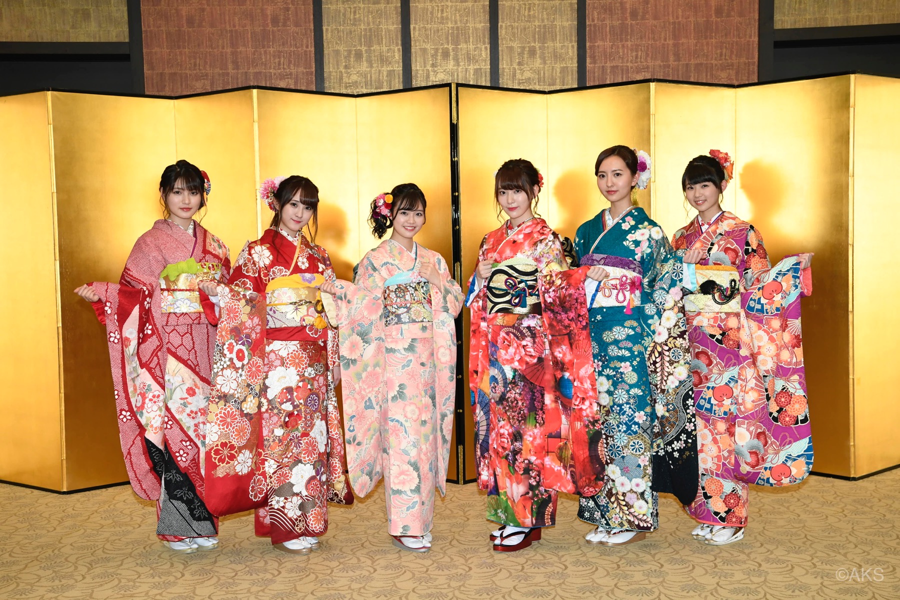 HKT48(left to right)：Yui Kojina(HKT48 team H),Nao Ueki(HKT48 team KⅣ),Aoi Motomura(HKT48 team KⅣ),Sakura Miyawaki(HKT48 team KⅣ/AKB48 team A),Madoka Moriyasu(HKT48 team KⅣ),Serina Kumazawa(HKT48 team KⅣ)