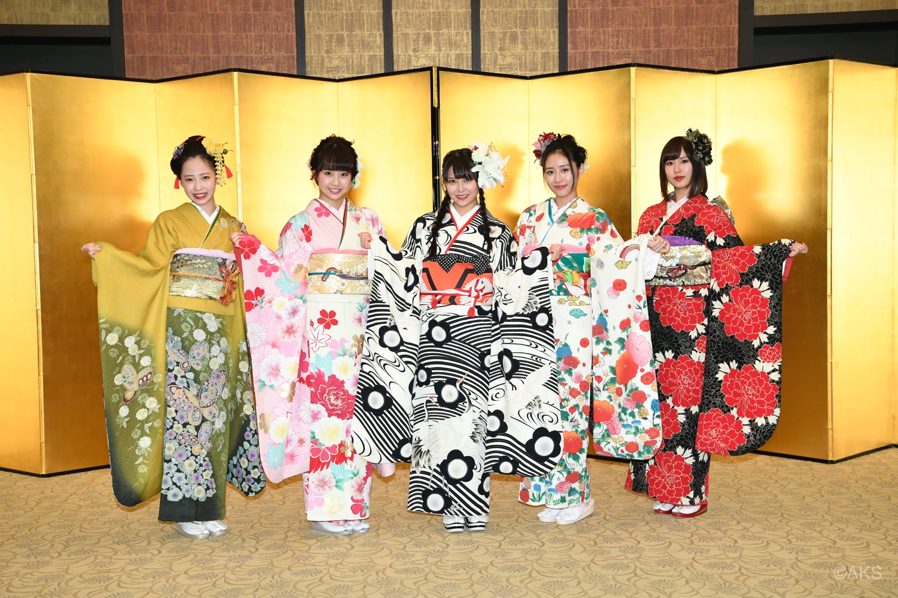 NMB48(left to right)：Akari Ishiduka(NMB48 team BⅡ),Yuuka Kato(NMB48 team M),Miru Shiroma(NMB48 team M/AKB48 team A),Kokoro Naiki(NMB48 team N),Narumi Koga(NMB48 team N)