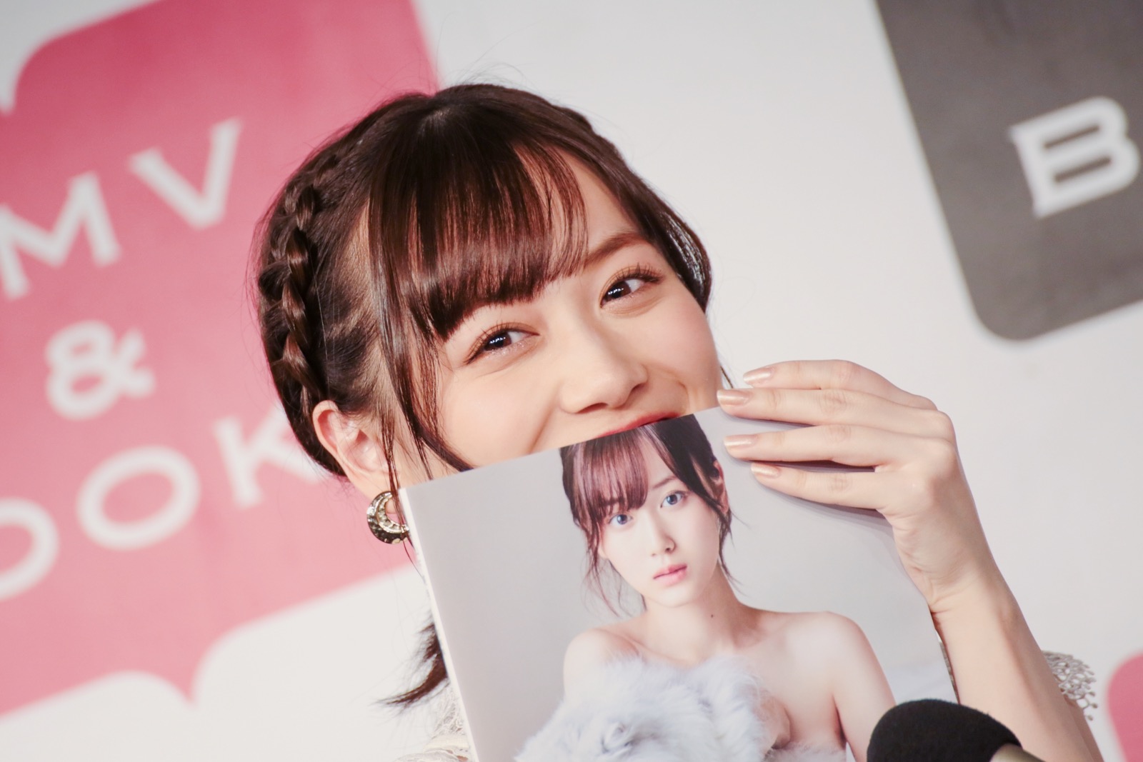 A First Press of 150,000 Copies! Nogizaka46’s Mizuki Yamashita Releases First Photobook “The Unforgettable One”